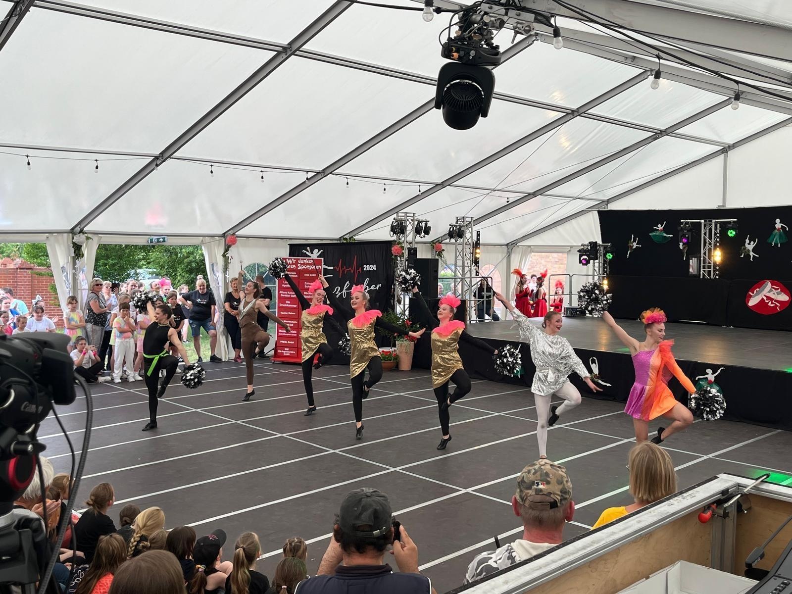 Zdjęcie w galerii na portalu naszraciborz.pl: Mażoretki Zara wystąpiły w Elbe-Elster wiadomości z regionu