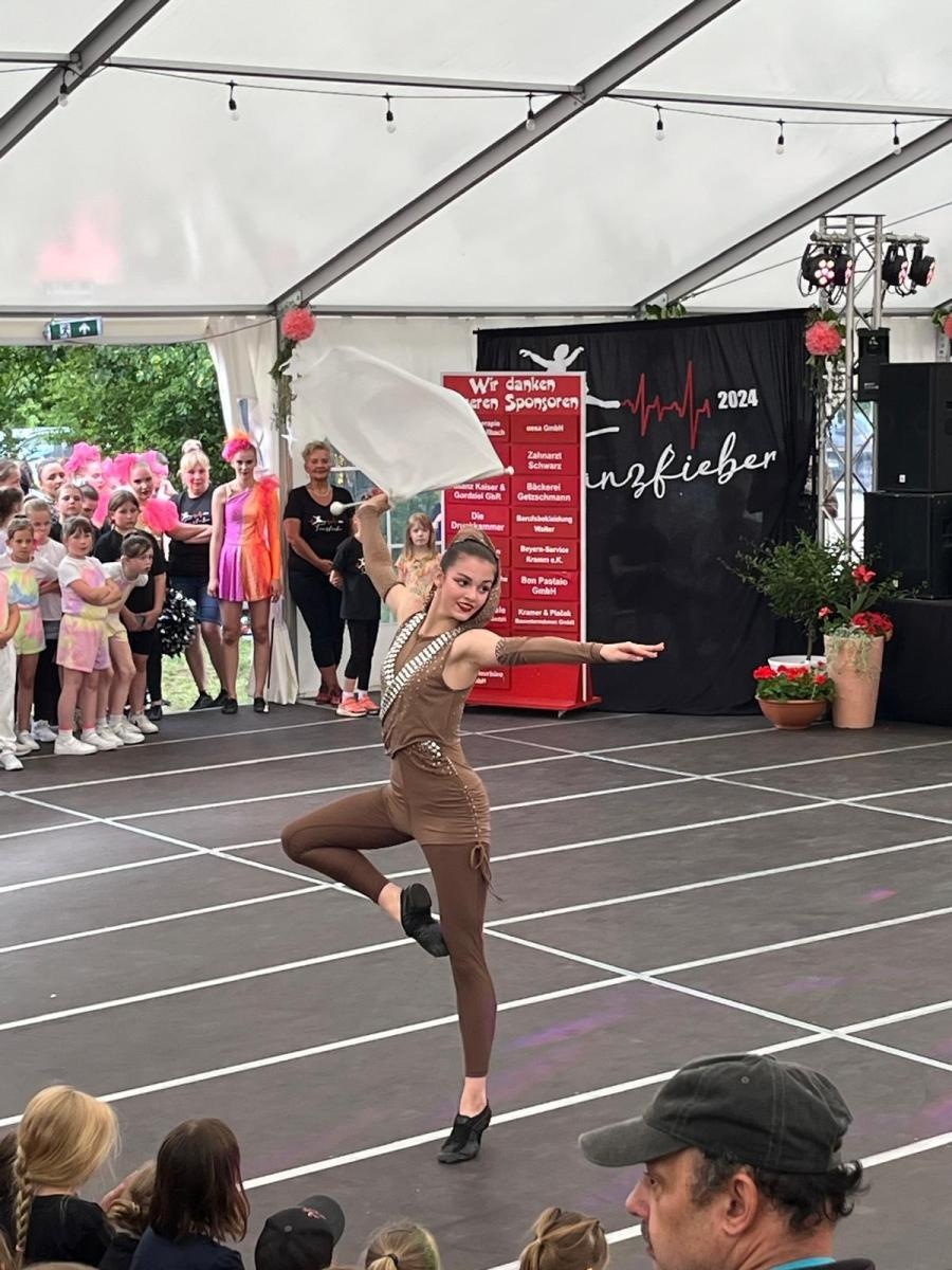 Zdjęcie w galerii na portalu naszraciborz.pl: Mażoretki Zara wystąpiły w Elbe-Elster wiadomości z regionu