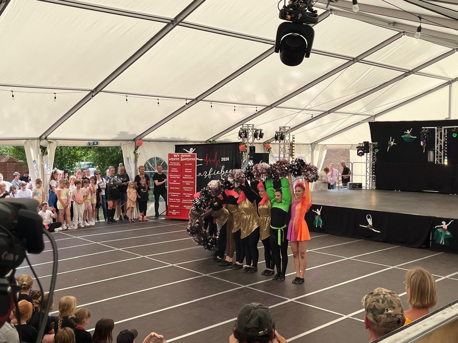 Zdjęcie w galerii na portalu naszraciborz.pl: Mażoretki Zara wystąpiły w Elbe-Elster wiadomości z regionu