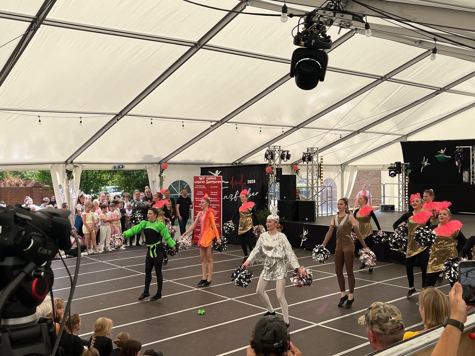 Zdjęcie w galerii na portalu naszraciborz.pl: Mażoretki Zara wystąpiły w Elbe-Elster wiadomości z regionu