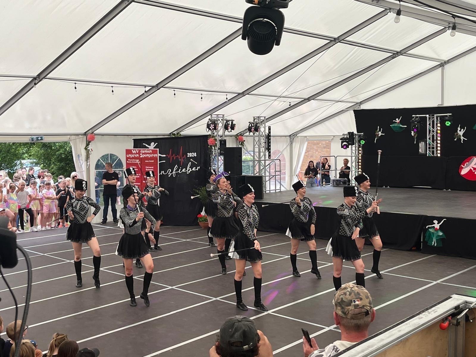 Zdjęcie w galerii na portalu naszraciborz.pl: Mażoretki Zara wystąpiły w Elbe-Elster wiadomości z regionu