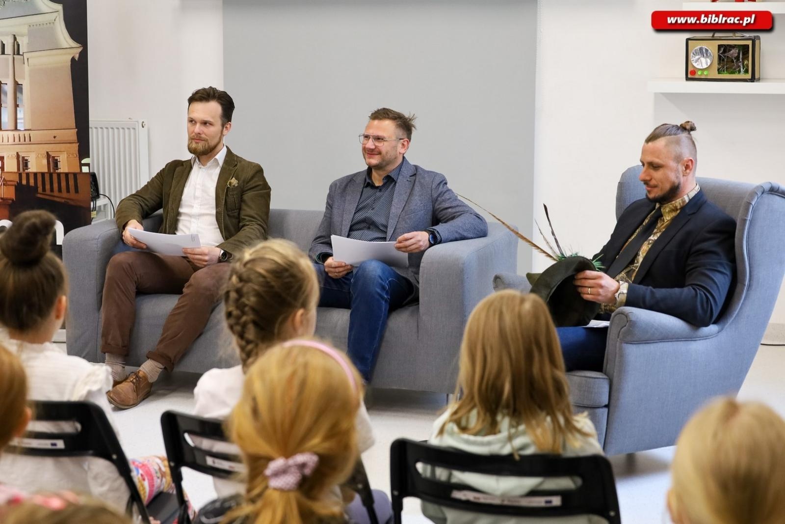 Zdjęcie w galerii na portalu naszraciborz.pl: Cała Polska Czyta Dzieciom – radni Powiatu Raciborskiego czytali w Bibliotece w Raciborzu wiadomości z regionu