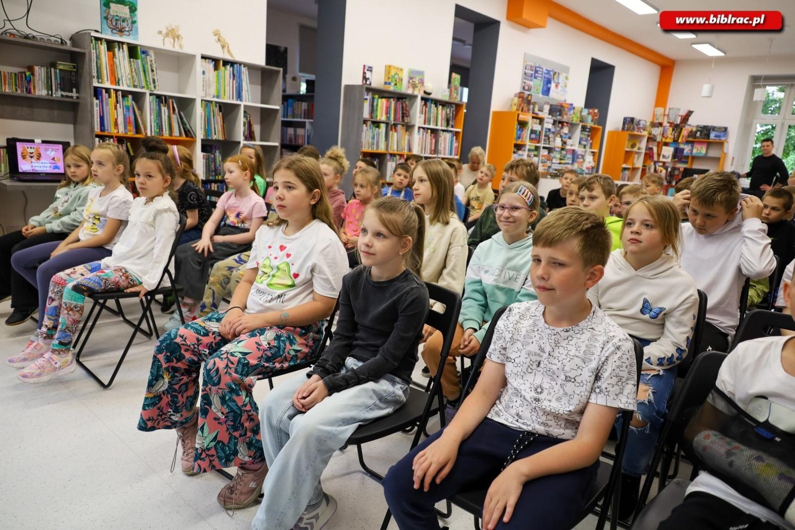 Zdjęcie w galerii na portalu naszraciborz.pl: Cała Polska Czyta Dzieciom – radni Powiatu Raciborskiego czytali w Bibliotece w Raciborzu wiadomości z regionu
