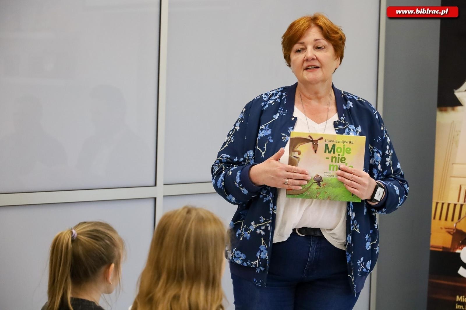 Zdjęcie w galerii na portalu naszraciborz.pl: Cała Polska Czyta Dzieciom – radni Powiatu Raciborskiego czytali w Bibliotece w Raciborzu wiadomości z regionu