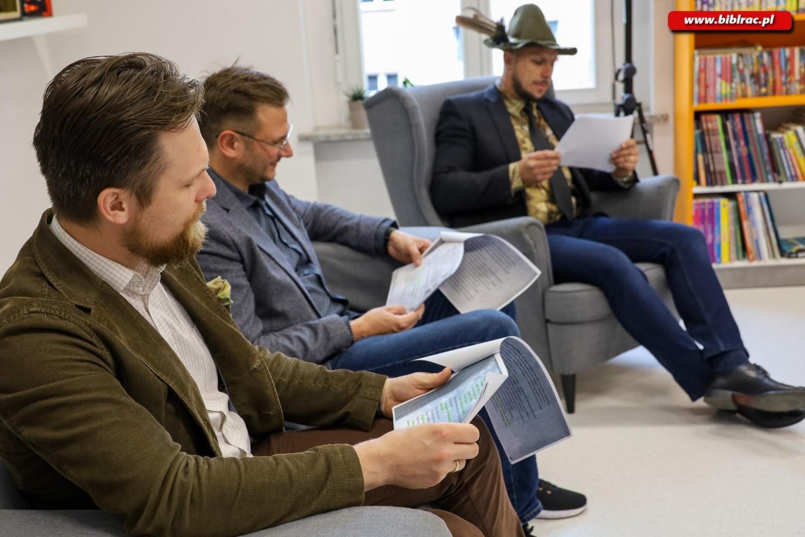 Zdjęcie w galerii na portalu naszraciborz.pl: Cała Polska Czyta Dzieciom – radni Powiatu Raciborskiego czytali w Bibliotece w Raciborzu wiadomości z regionu