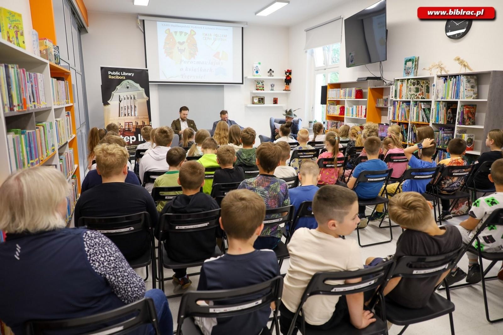 Zdjęcie w galerii na portalu naszraciborz.pl: Cała Polska Czyta Dzieciom – radni Powiatu Raciborskiego czytali w Bibliotece w Raciborzu wiadomości z regionu