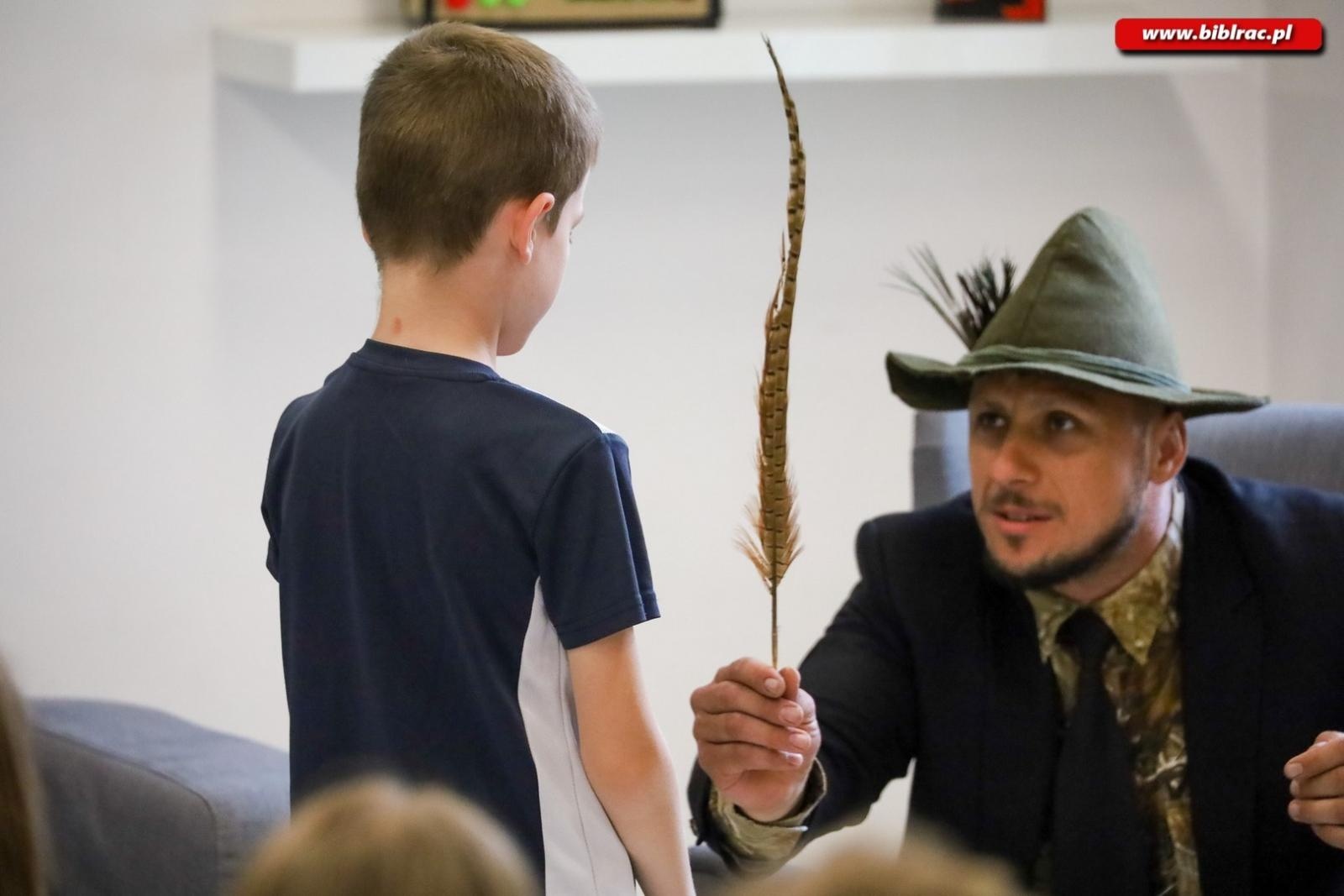 Zdjęcie w galerii na portalu naszraciborz.pl: Cała Polska Czyta Dzieciom – radni Powiatu Raciborskiego czytali w Bibliotece w Raciborzu wiadomości z regionu