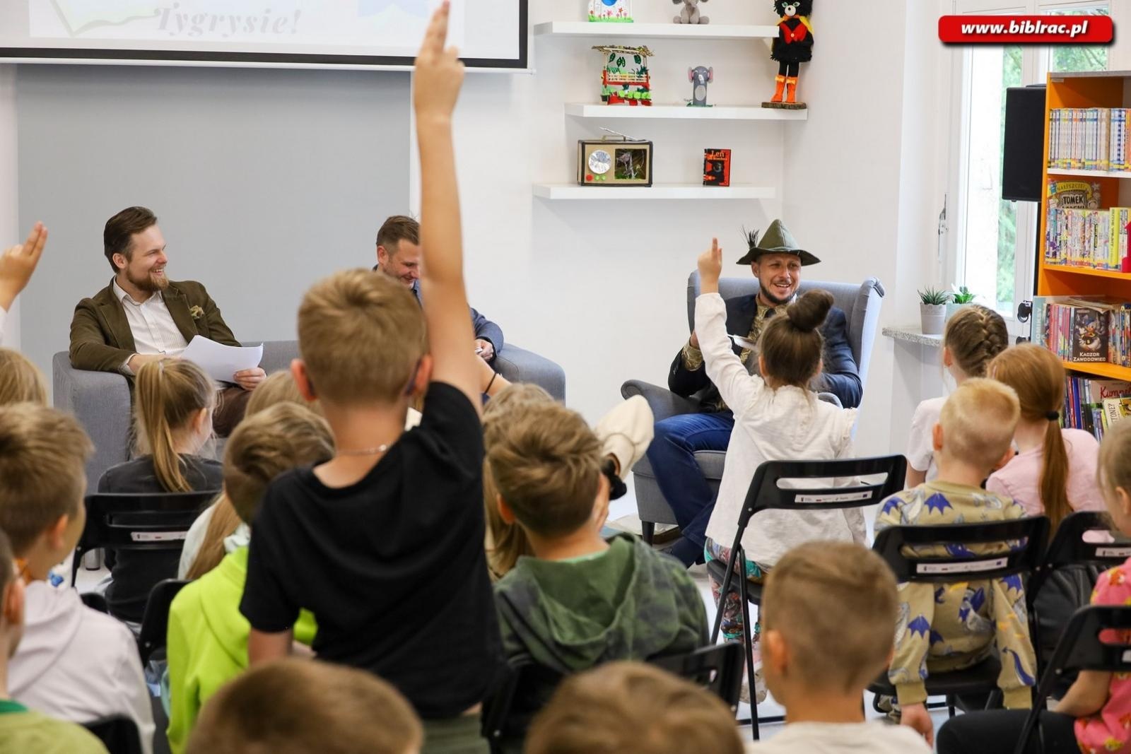 Zdjęcie w galerii na portalu naszraciborz.pl: Cała Polska Czyta Dzieciom – radni Powiatu Raciborskiego czytali w Bibliotece w Raciborzu wiadomości z regionu