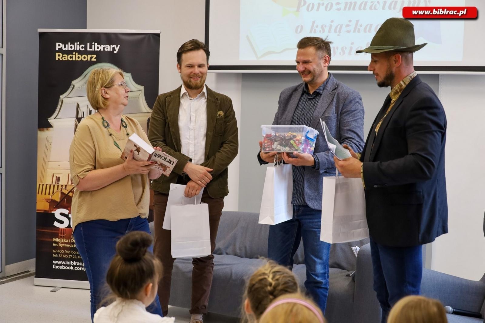 Zdjęcie w galerii na portalu naszraciborz.pl: Cała Polska Czyta Dzieciom – radni Powiatu Raciborskiego czytali w Bibliotece w Raciborzu wiadomości z regionu