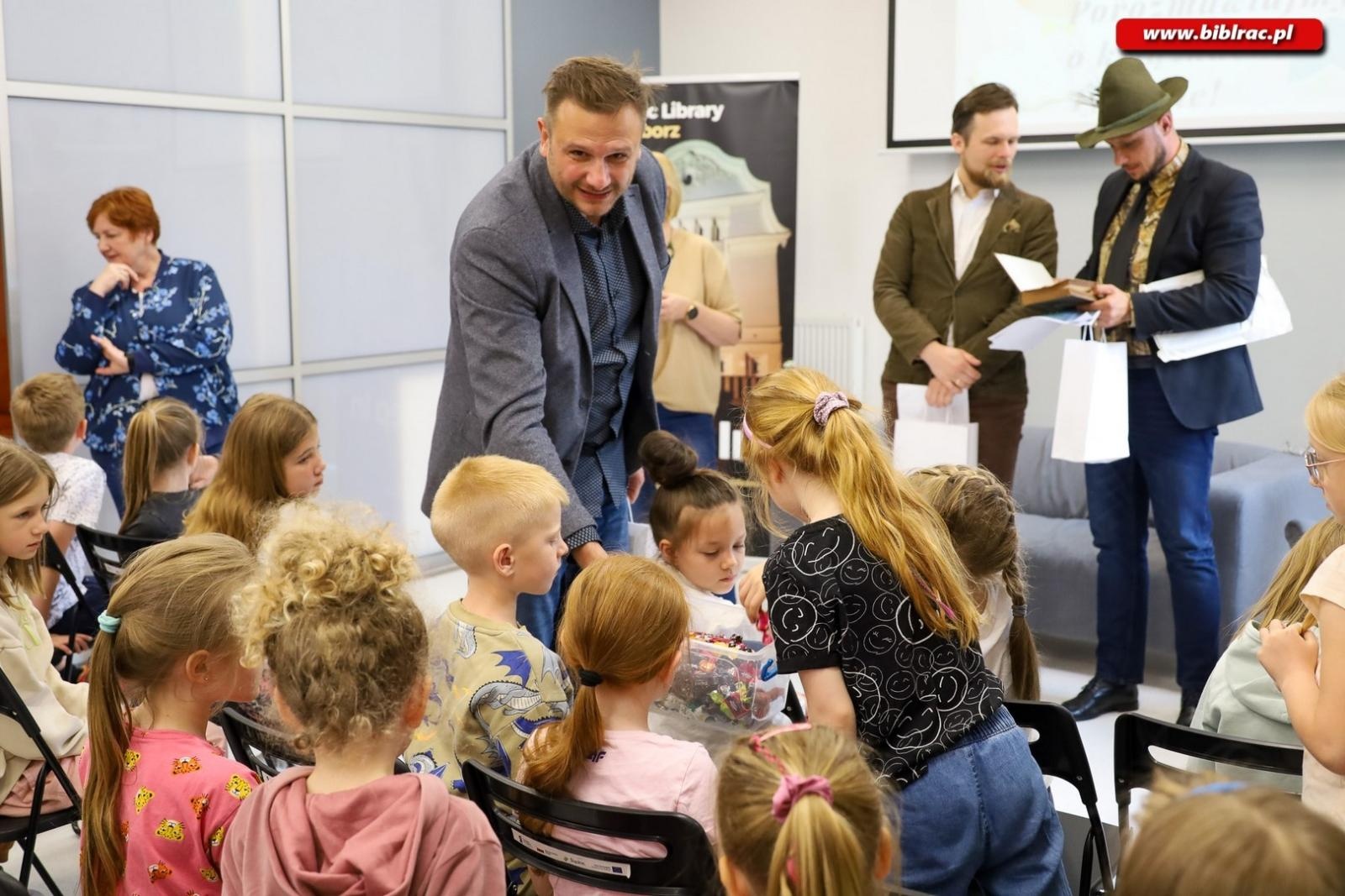 Zdjęcie w galerii na portalu naszraciborz.pl: Cała Polska Czyta Dzieciom – radni Powiatu Raciborskiego czytali w Bibliotece w Raciborzu wiadomości z regionu