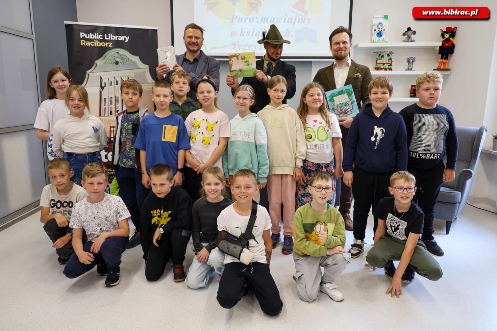 Zdjęcie w galerii na portalu naszraciborz.pl: Cała Polska Czyta Dzieciom – radni Powiatu Raciborskiego czytali w Bibliotece w Raciborzu wiadomości z regionu