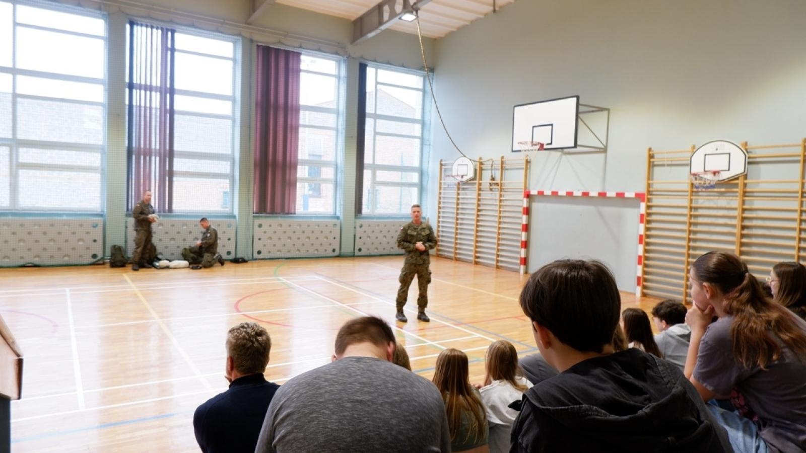 Zdjęcie w galerii na portalu naszraciborz.pl: Edukacja z wojskiem. Wspólne działania MEN i MON w Bieńkowicach wiadomości z regionu
