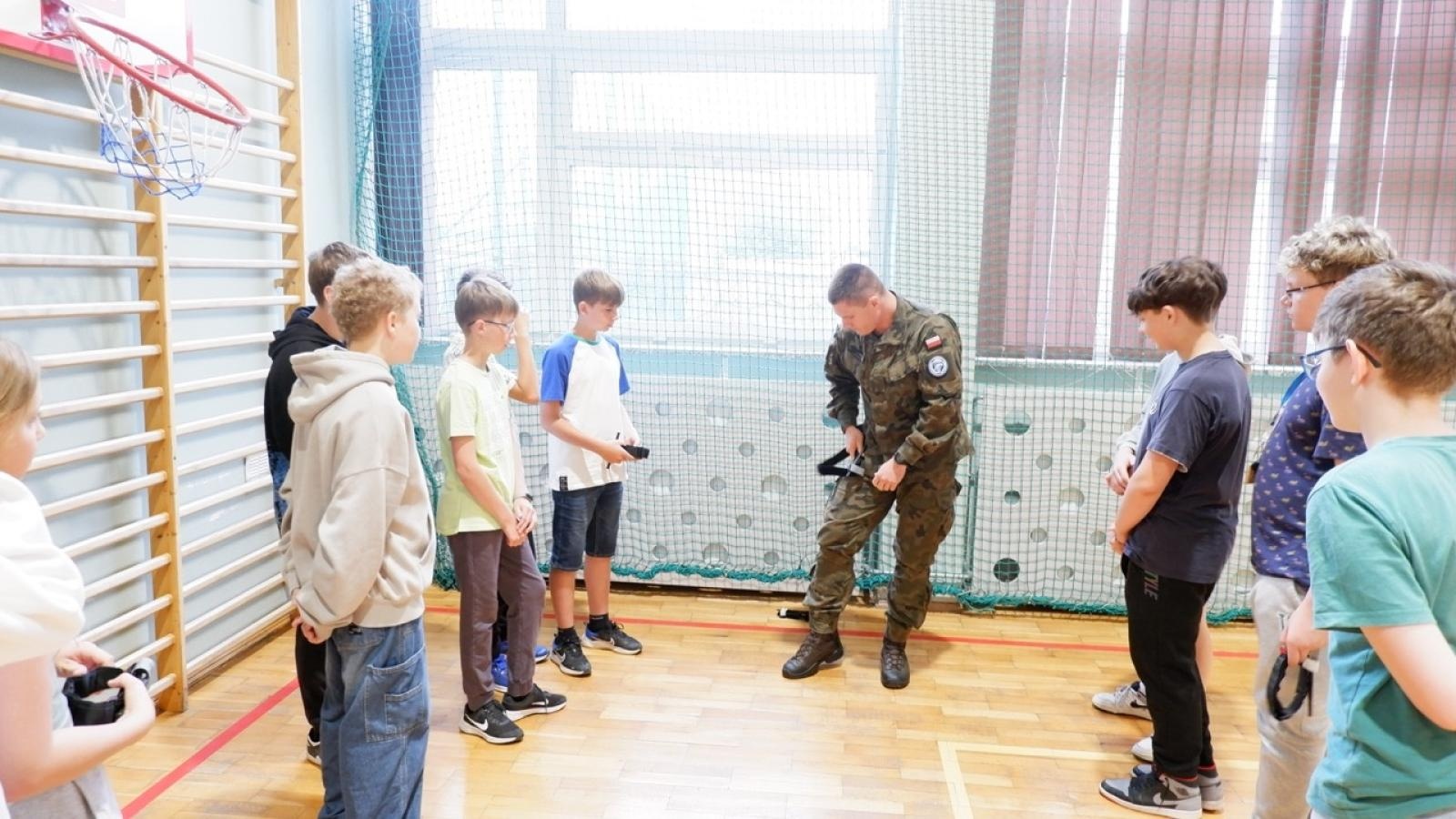 Zdjęcie w galerii na portalu naszraciborz.pl: Edukacja z wojskiem. Wspólne działania MEN i MON w Bieńkowicach wiadomości z regionu