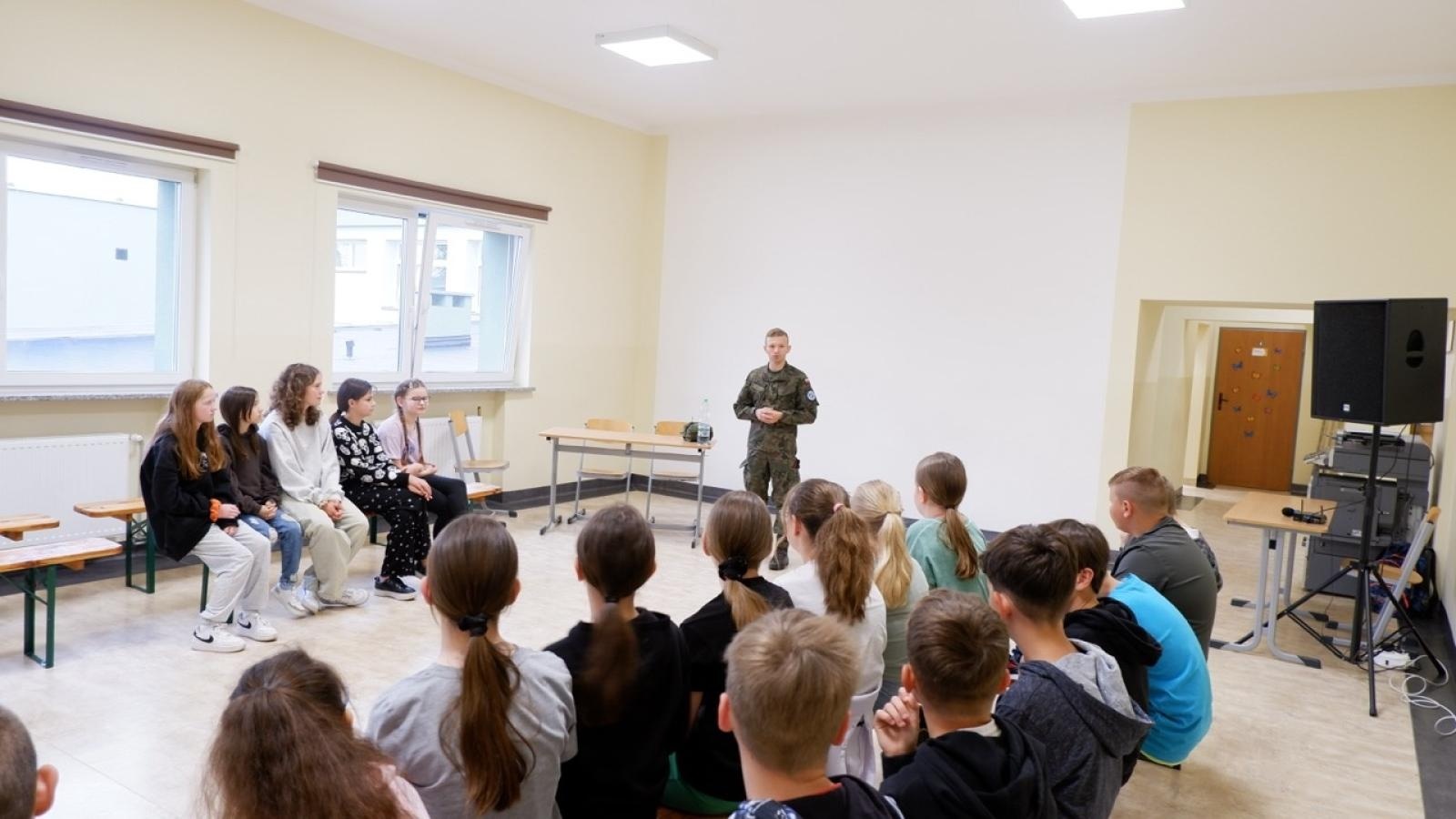 Zdjęcie w galerii na portalu naszraciborz.pl: Edukacja z wojskiem. Wspólne działania MEN i MON w Bieńkowicach wiadomości z regionu