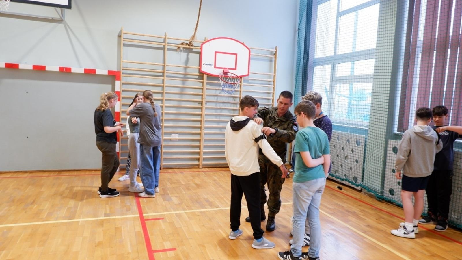 Zdjęcie w galerii na portalu naszraciborz.pl: Edukacja z wojskiem. Wspólne działania MEN i MON w Bieńkowicach wiadomości z regionu