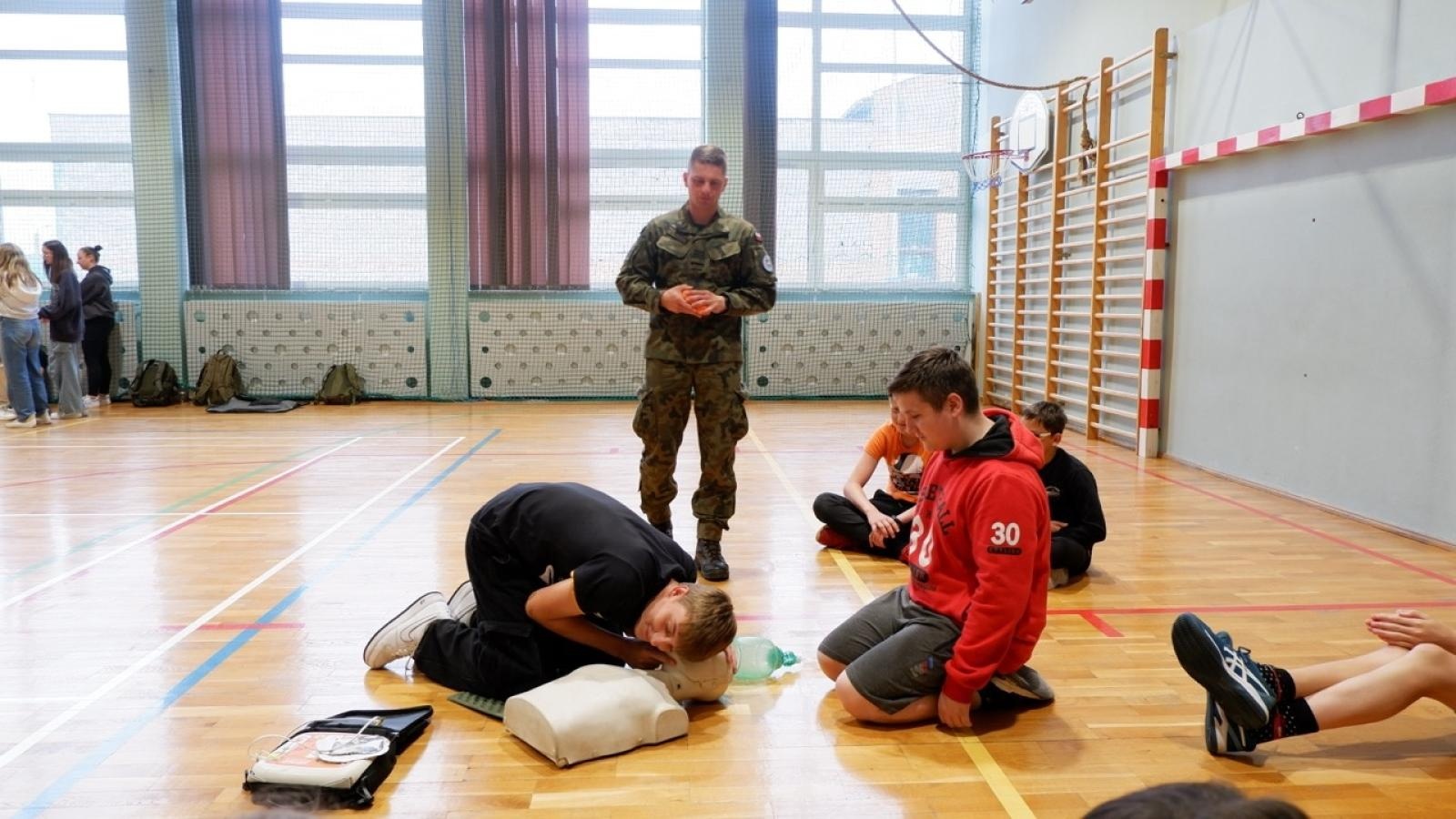 Zdjęcie w galerii na portalu naszraciborz.pl: Edukacja z wojskiem. Wspólne działania MEN i MON w Bieńkowicach wiadomości z regionu