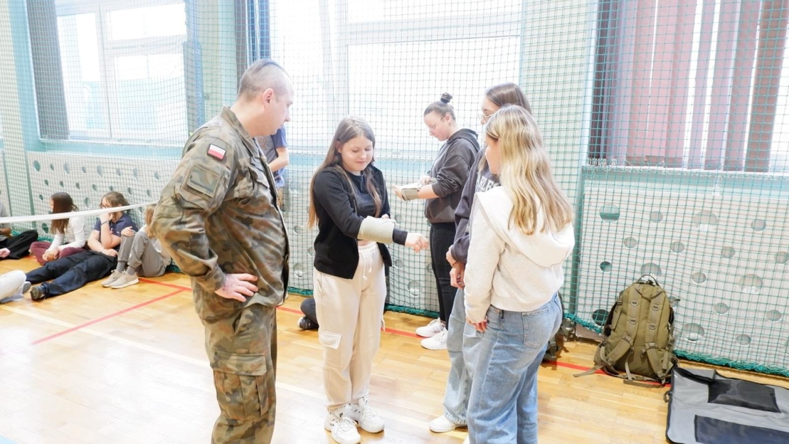 Zdjęcie w galerii na portalu naszraciborz.pl: Edukacja z wojskiem. Wspólne działania MEN i MON w Bieńkowicach wiadomości z regionu