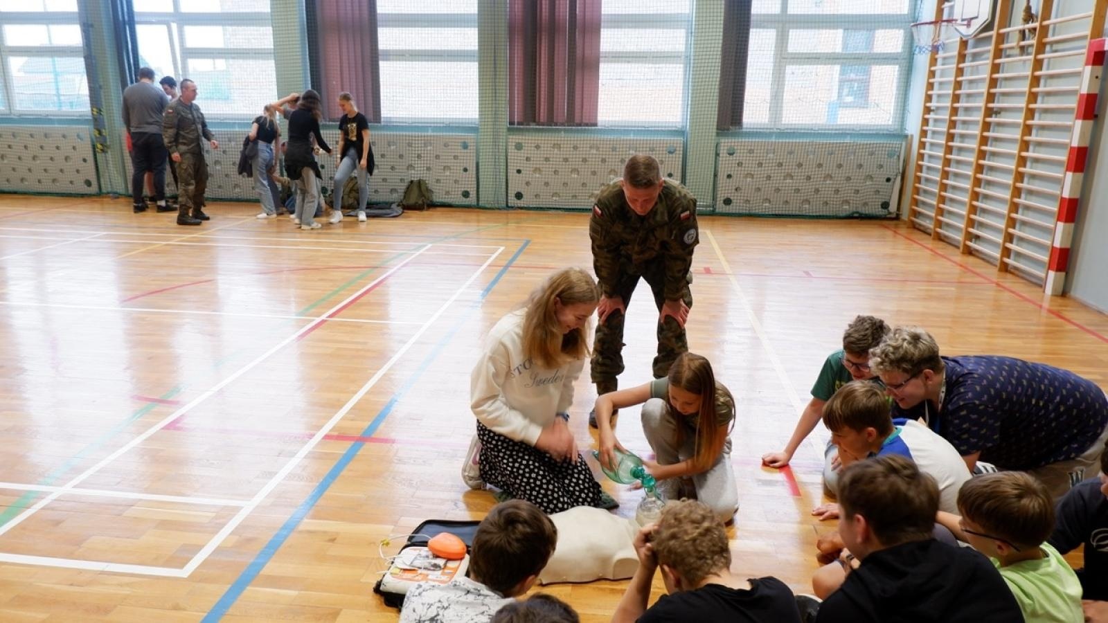 Zdjęcie w galerii na portalu naszraciborz.pl: Edukacja z wojskiem. Wspólne działania MEN i MON w Bieńkowicach wiadomości z regionu