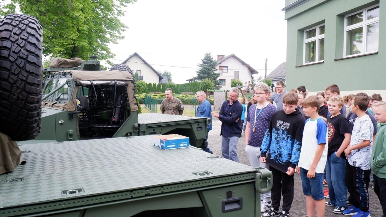 Zdjęcie w galerii na portalu naszraciborz.pl: Edukacja z wojskiem. Wspólne działania MEN i MON w Bieńkowicach wiadomości z regionu