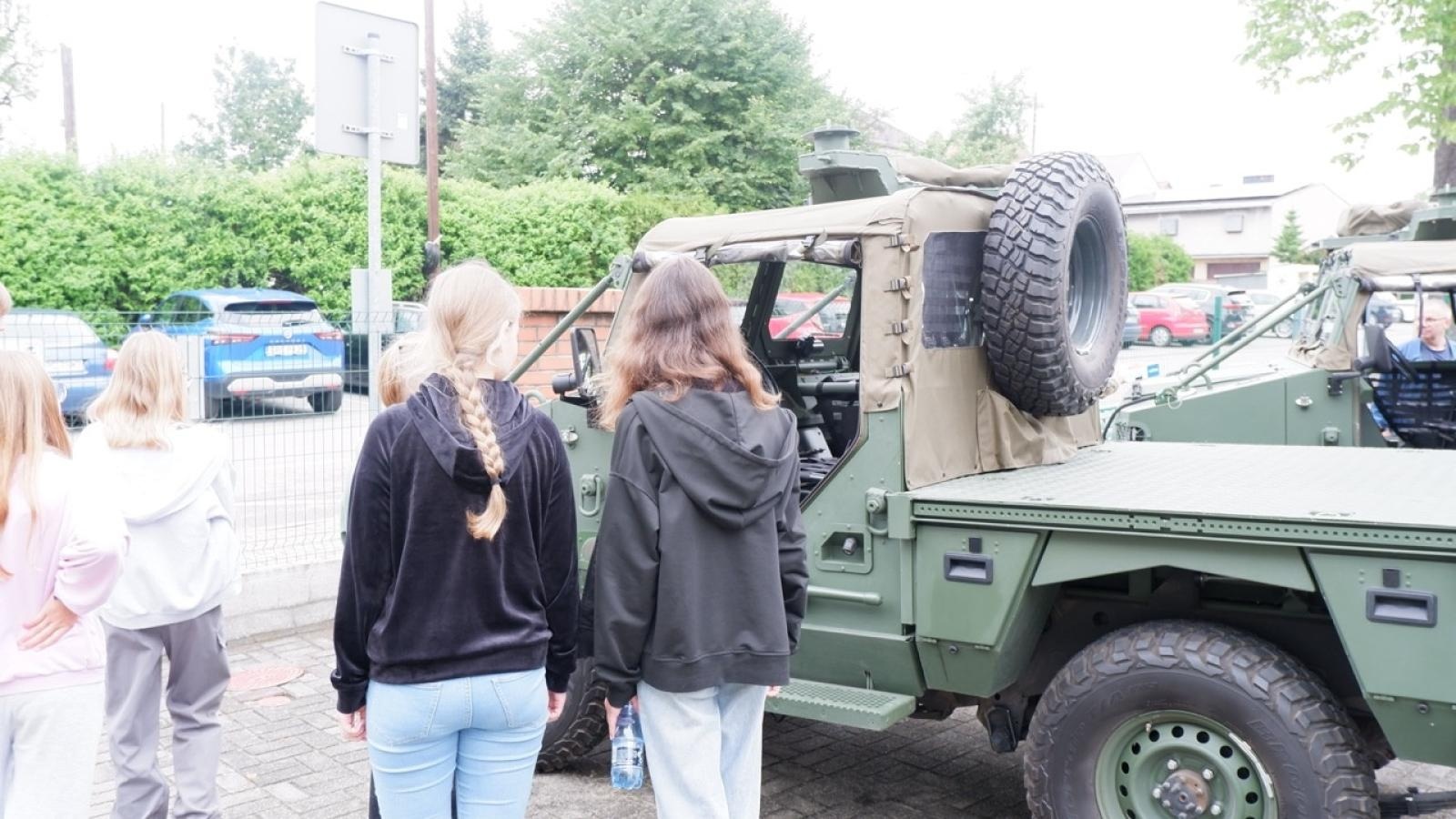 Zdjęcie w galerii na portalu naszraciborz.pl: Edukacja z wojskiem. Wspólne działania MEN i MON w Bieńkowicach wiadomości z regionu
