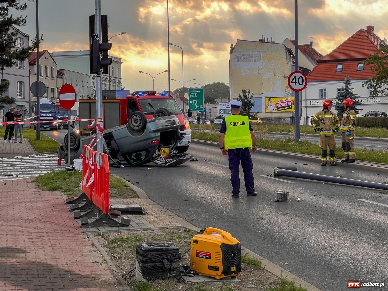 Zdjęcie w galerii na portalu naszraciborz.pl: Wypadek na Odrostradzie. Szarża seatem zakończona potrąceniem i dachowaniem [FOTO] wiadomości z regionu