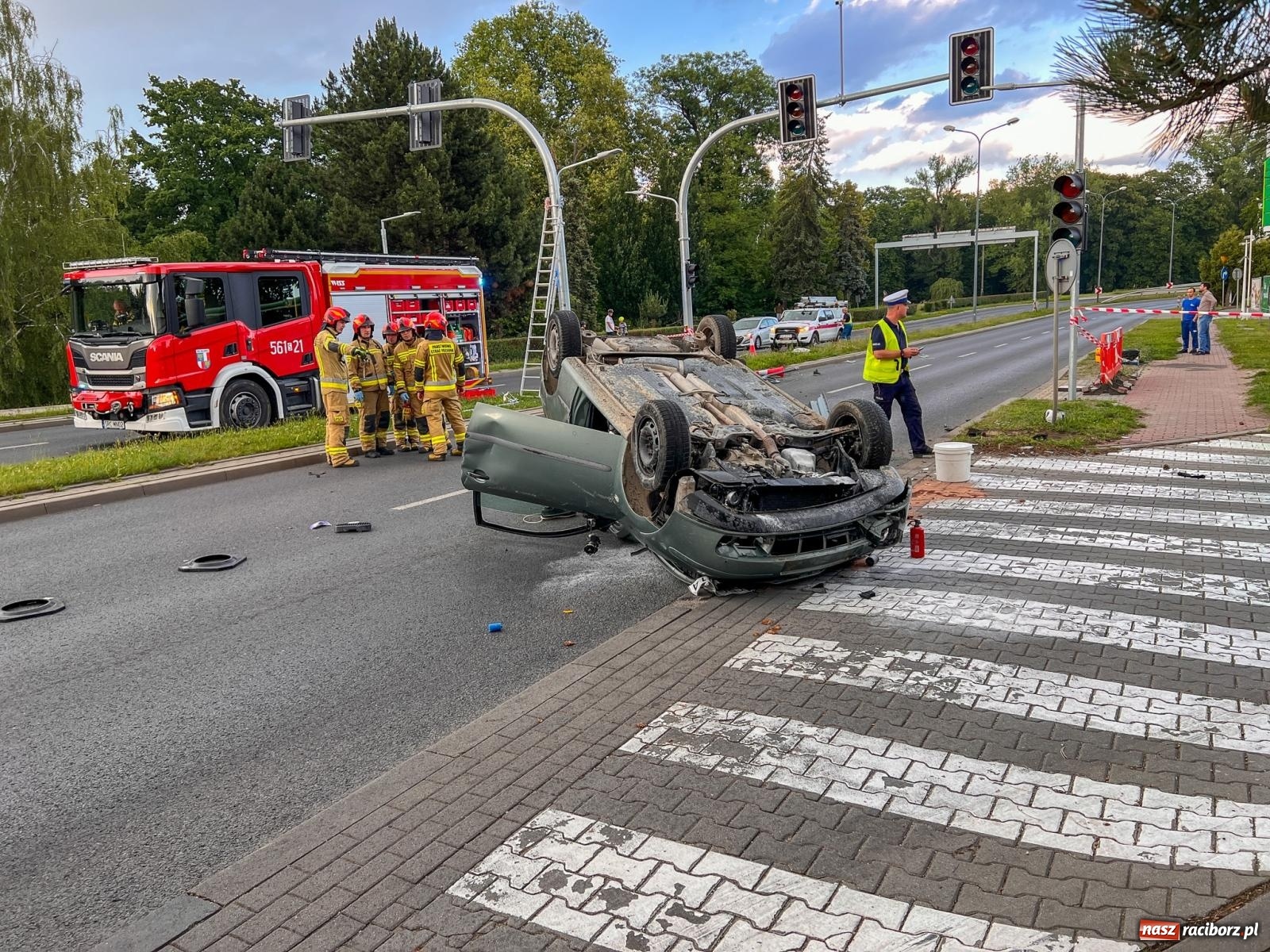 Zdjęcie w galerii na portalu naszraciborz.pl: Wypadek na Odrostradzie. Szarża seatem zakończona potrąceniem i dachowaniem [FOTO] wiadomości z regionu