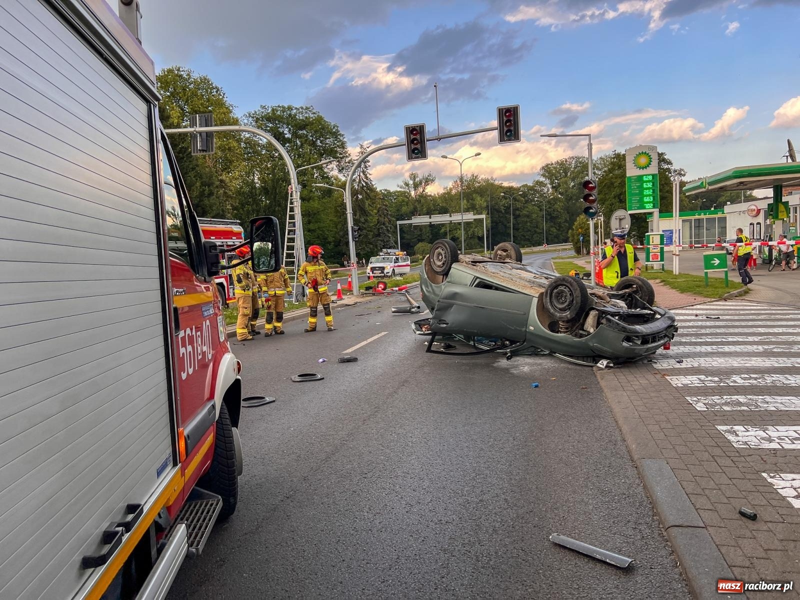 Zdjęcie w galerii na portalu naszraciborz.pl: Wypadek na Odrostradzie. Szarża seatem zakończona potrąceniem i dachowaniem [FOTO] wiadomości z regionu