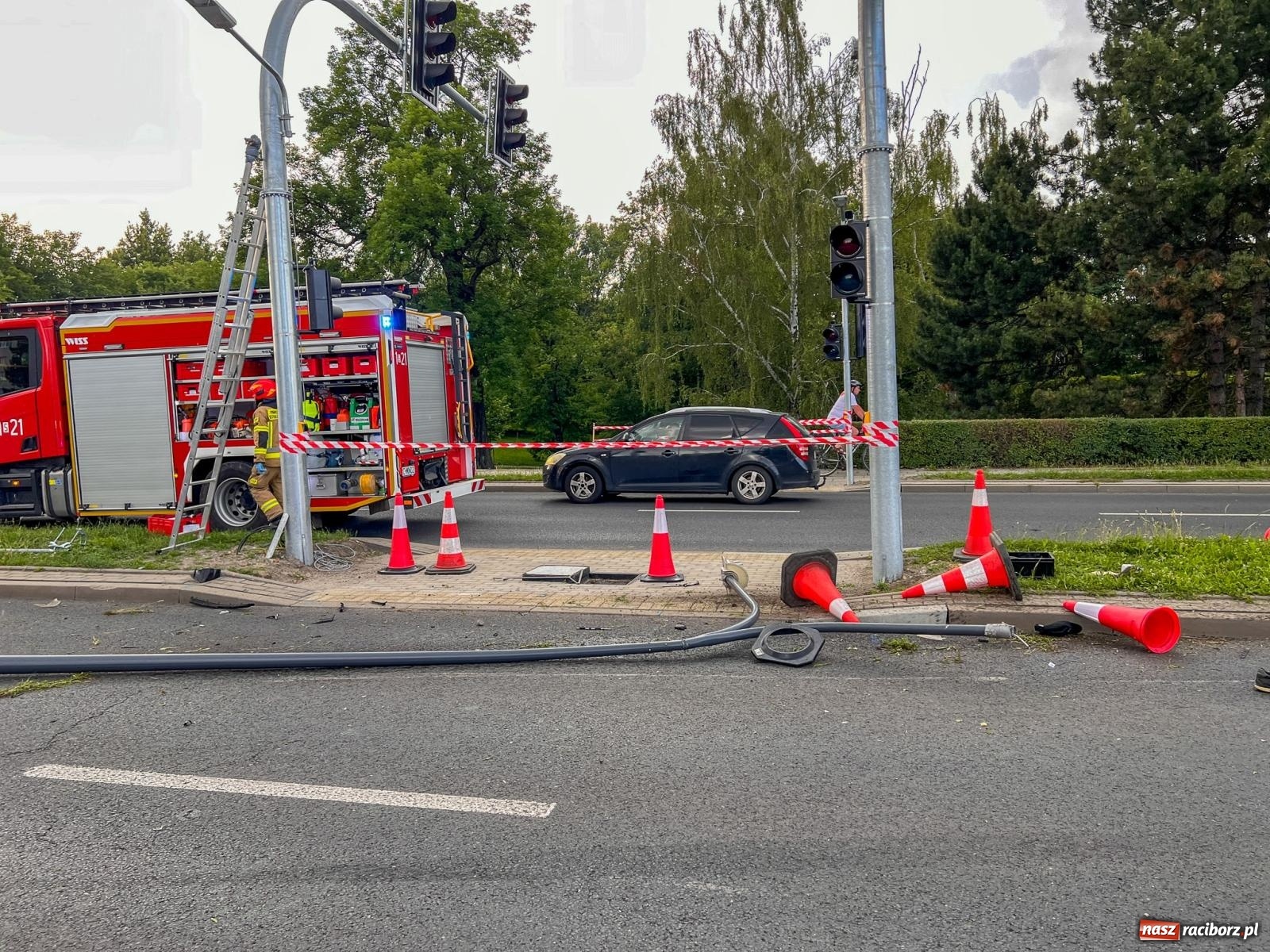 Zdjęcie w galerii na portalu naszraciborz.pl: Wypadek na Odrostradzie. Szarża seatem zakończona potrąceniem i dachowaniem [FOTO] wiadomości z regionu