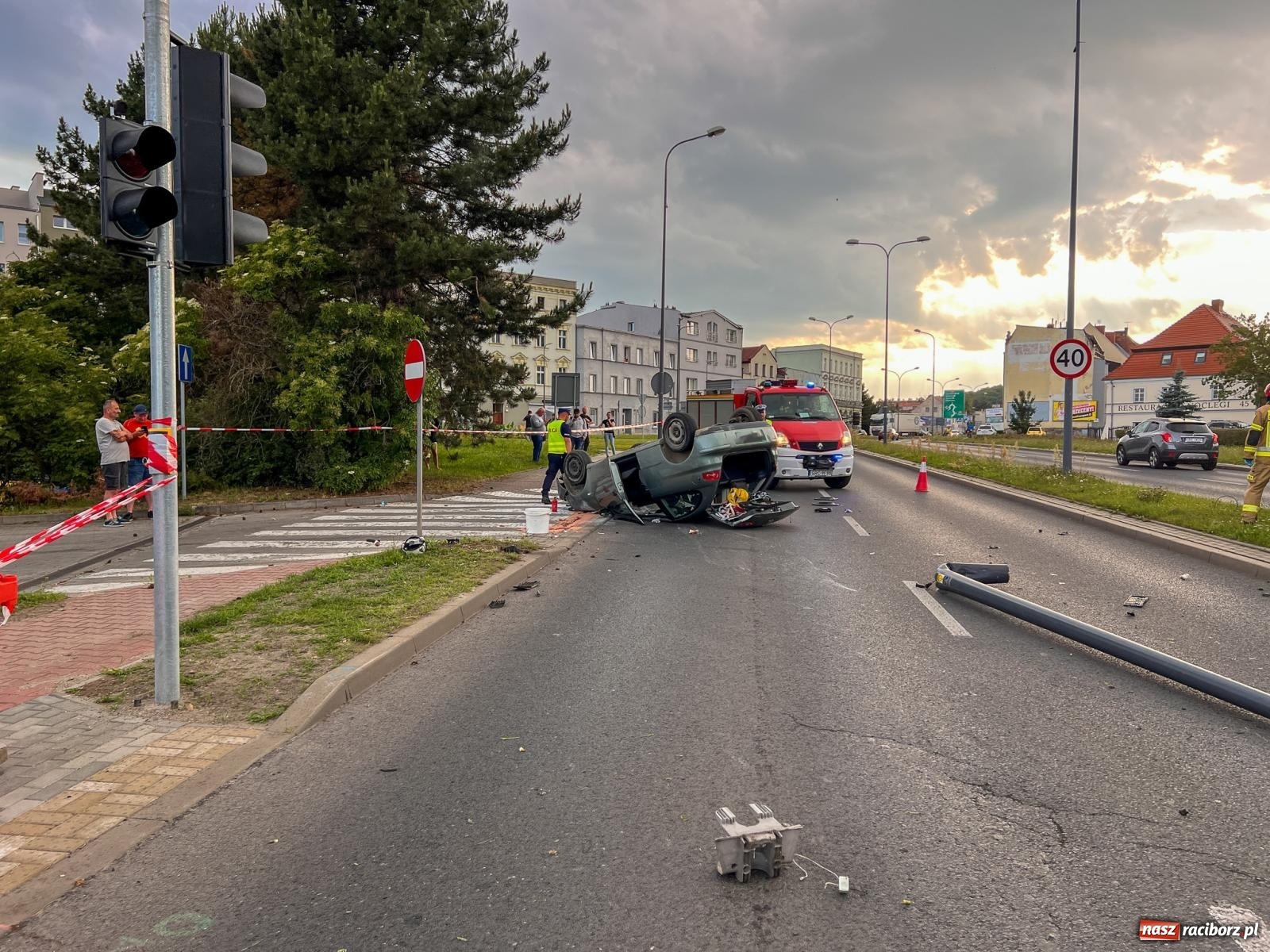 Zdjęcie w galerii na portalu naszraciborz.pl: Wypadek na Odrostradzie. Szarża seatem zakończona potrąceniem i dachowaniem [FOTO] wiadomości z regionu