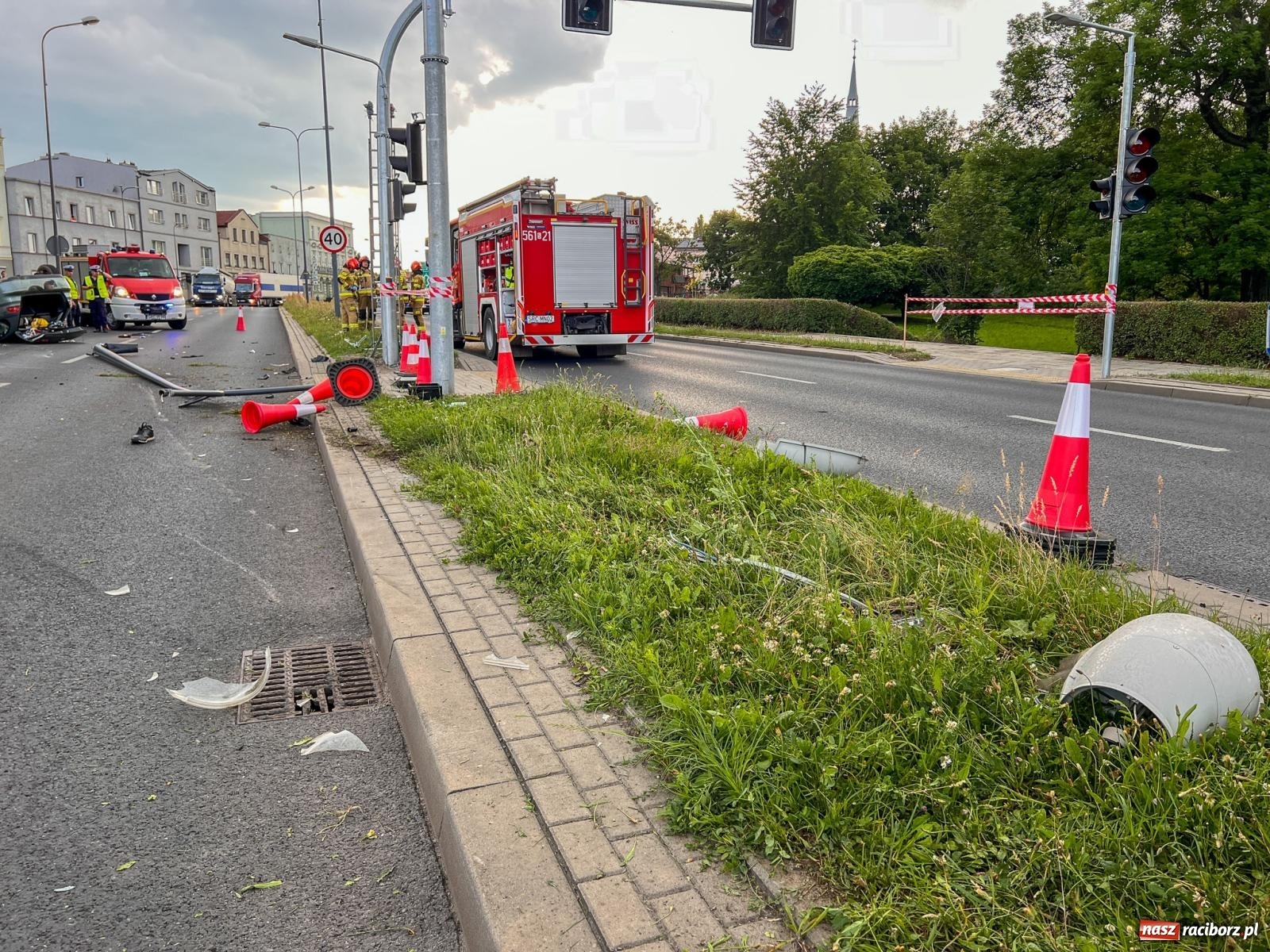 Zdjęcie w galerii na portalu naszraciborz.pl: Wypadek na Odrostradzie. Szarża seatem zakończona potrąceniem i dachowaniem [FOTO] wiadomości z regionu