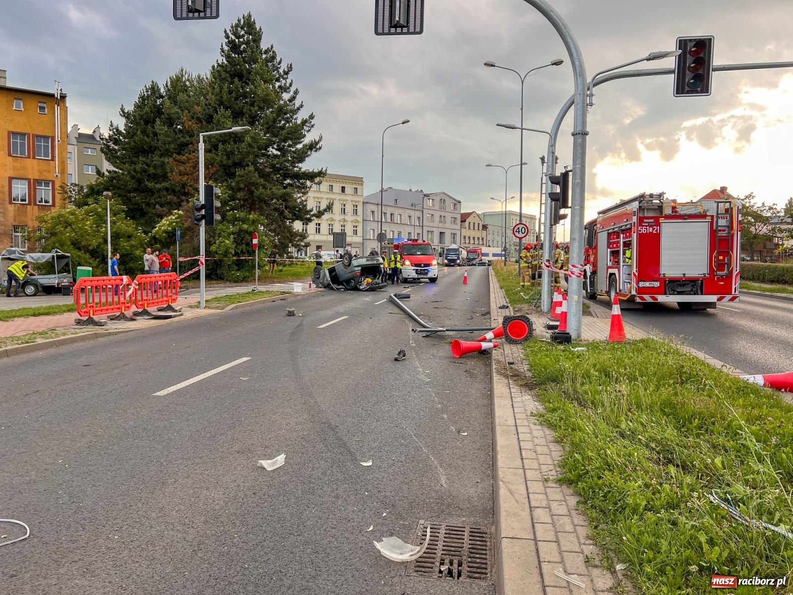 Zdjęcie w galerii na portalu naszraciborz.pl: Wypadek na Odrostradzie. Szarża seatem zakończona potrąceniem i dachowaniem [FOTO] wiadomości z regionu