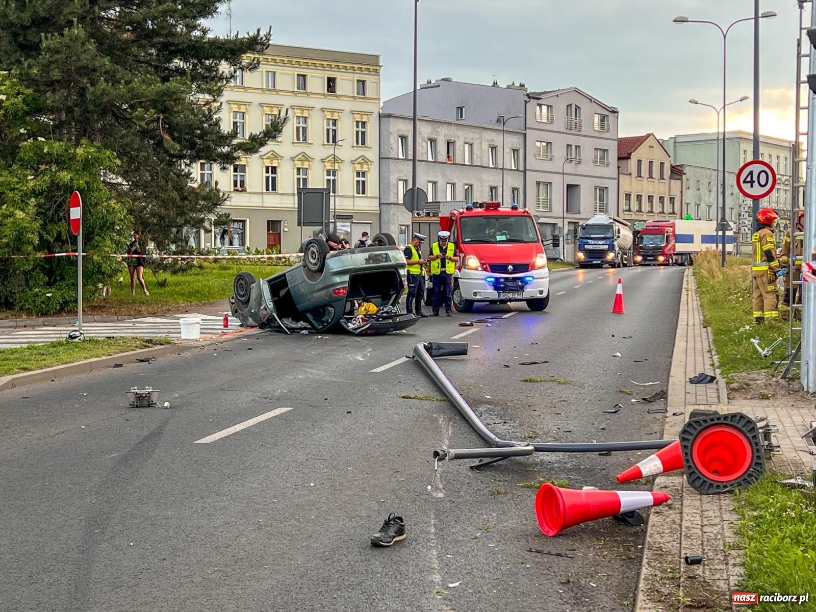Zdjęcie w galerii na portalu naszraciborz.pl: Wypadek na Odrostradzie. Szarża seatem zakończona potrąceniem i dachowaniem [FOTO] wiadomości z regionu