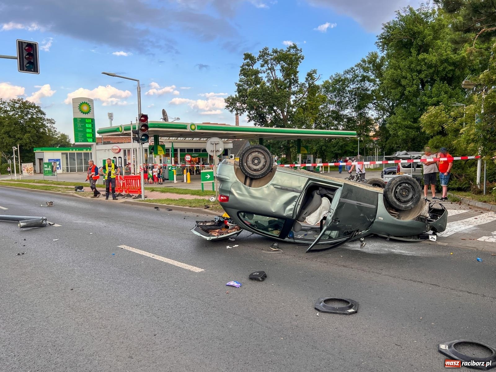 Zdjęcie w galerii na portalu naszraciborz.pl: Wypadek na Odrostradzie. Szarża seatem zakończona potrąceniem i dachowaniem [FOTO] wiadomości z regionu