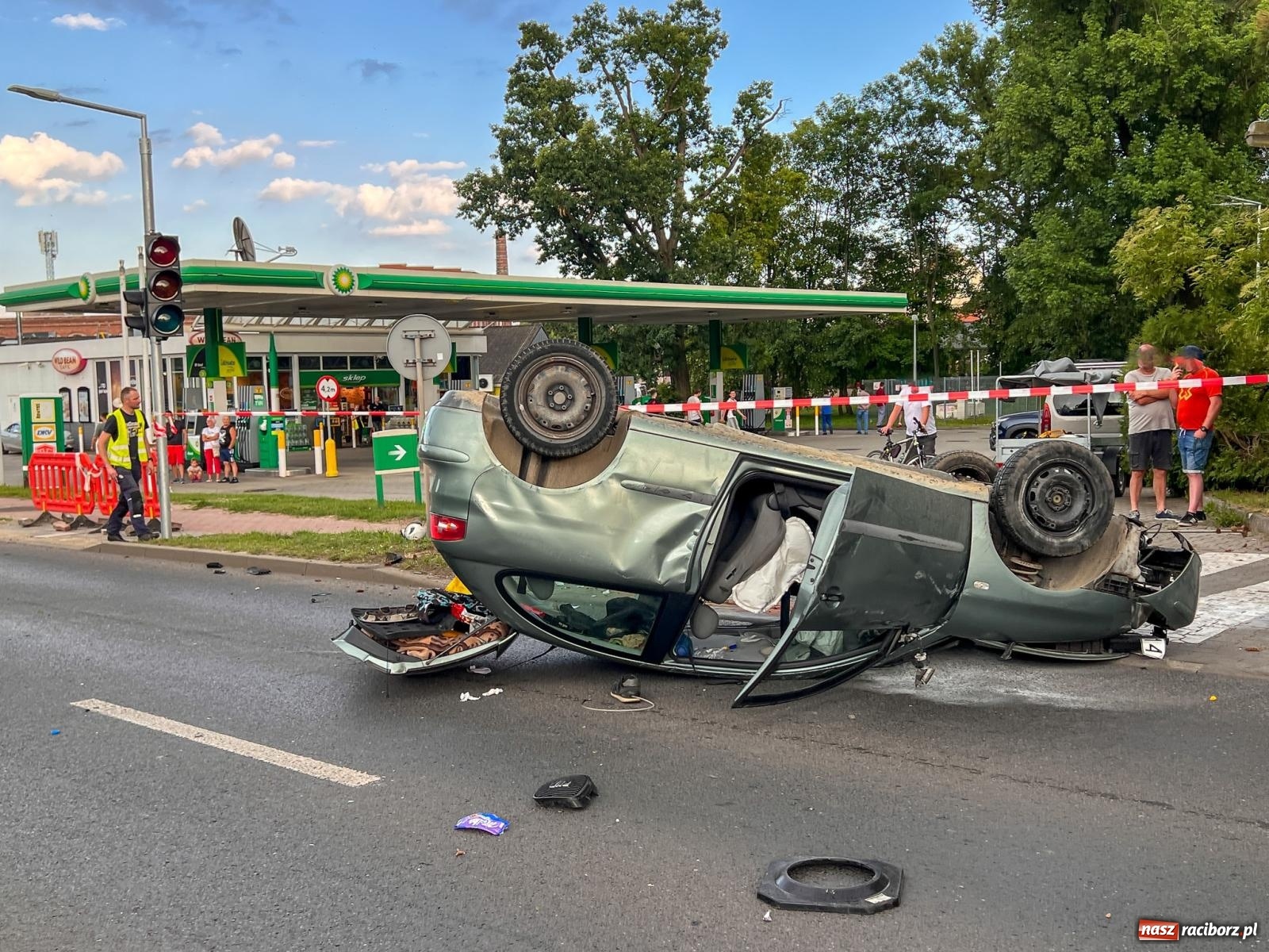 Zdjęcie w galerii na portalu naszraciborz.pl: Wypadek na Odrostradzie. Szarża seatem zakończona potrąceniem i dachowaniem [FOTO] wiadomości z regionu