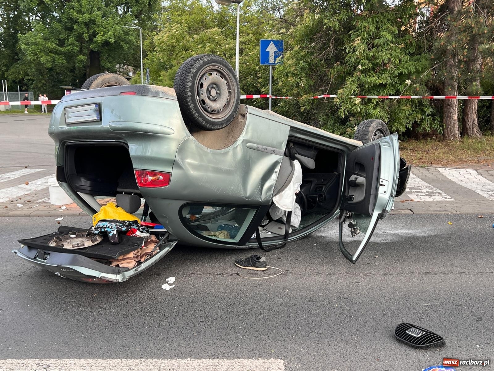Zdjęcie w galerii na portalu naszraciborz.pl: Wypadek na Odrostradzie. Szarża seatem zakończona potrąceniem i dachowaniem [FOTO] wiadomości z regionu