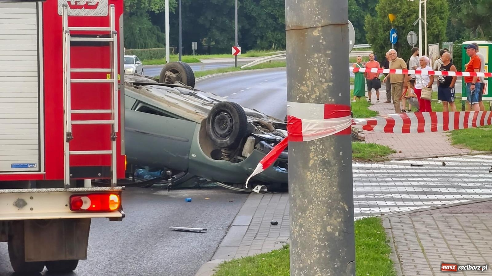 Zdjęcie w galerii na portalu naszraciborz.pl: Wypadek na Odrostradzie. Szarża seatem zakończona potrąceniem i dachowaniem [FOTO] wiadomości z regionu