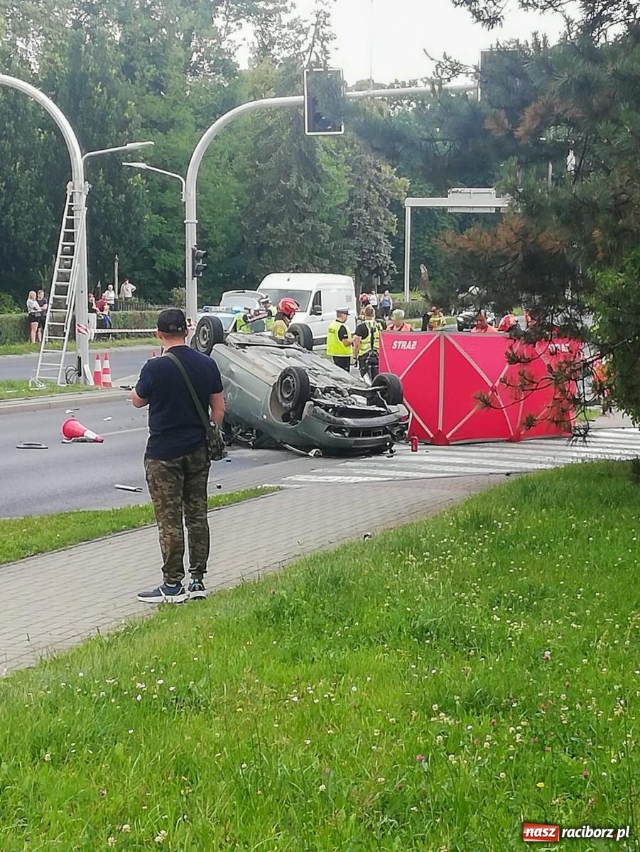 Zdjęcie w galerii na portalu naszraciborz.pl: Wypadek na Odrostradzie. Szarża seatem zakończona potrąceniem i dachowaniem [FOTO] wiadomości z regionu