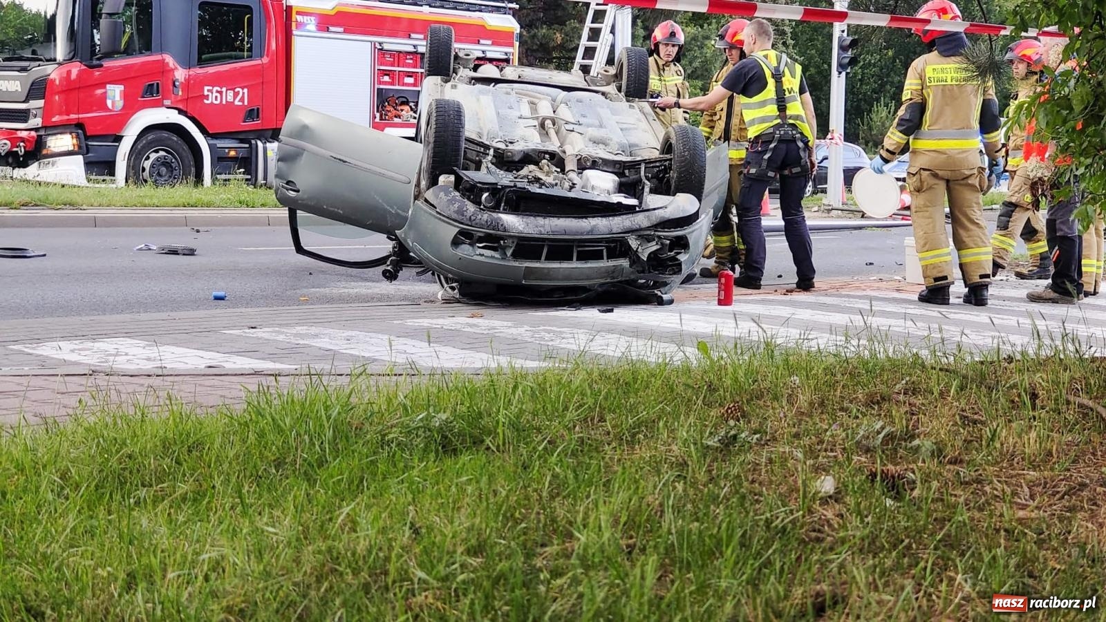 Zdjęcie w galerii na portalu naszraciborz.pl: Wypadek na Odrostradzie. Szarża seatem zakończona potrąceniem i dachowaniem [FOTO] wiadomości z regionu