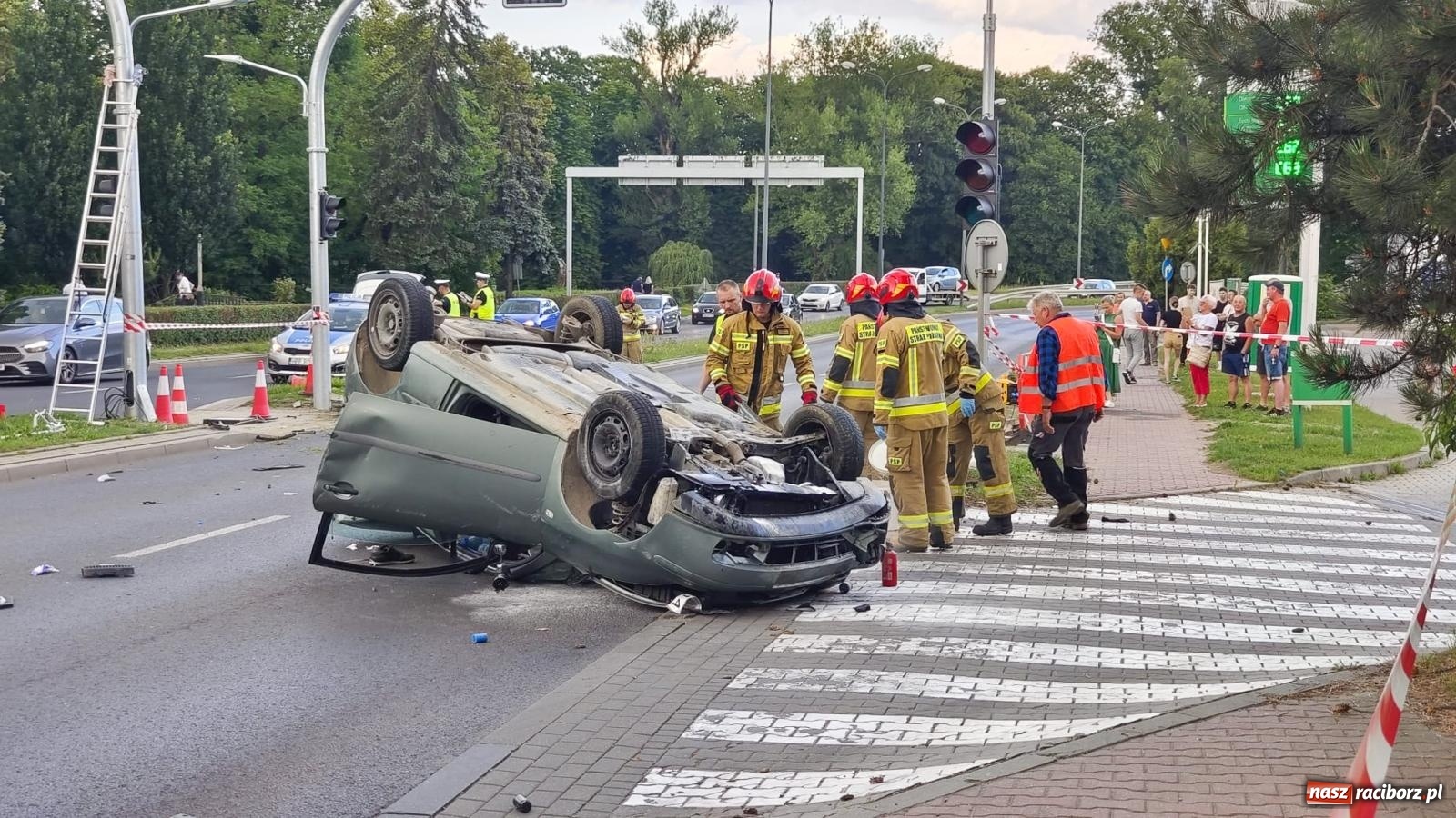 Zdjęcie w galerii na portalu naszraciborz.pl: Wypadek na Odrostradzie. Szarża seatem zakończona potrąceniem i dachowaniem [FOTO] wiadomości z regionu