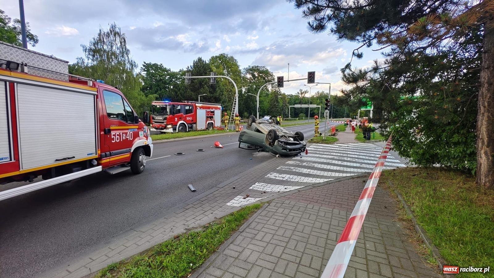 Zdjęcie w galerii na portalu naszraciborz.pl: Wypadek na Odrostradzie. Szarża seatem zakończona potrąceniem i dachowaniem [FOTO] wiadomości z regionu