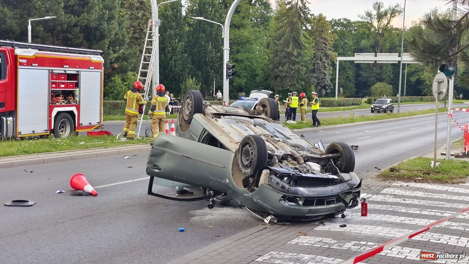 Zdjęcie w galerii na portalu naszraciborz.pl: Wypadek na Odrostradzie. Szarża seatem zakończona potrąceniem i dachowaniem [FOTO] wiadomości z regionu