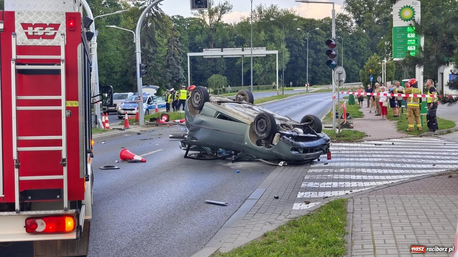 Zdjęcie w galerii na portalu naszraciborz.pl: Wypadek na Odrostradzie. Szarża seatem zakończona potrąceniem i dachowaniem [FOTO] wiadomości z regionu