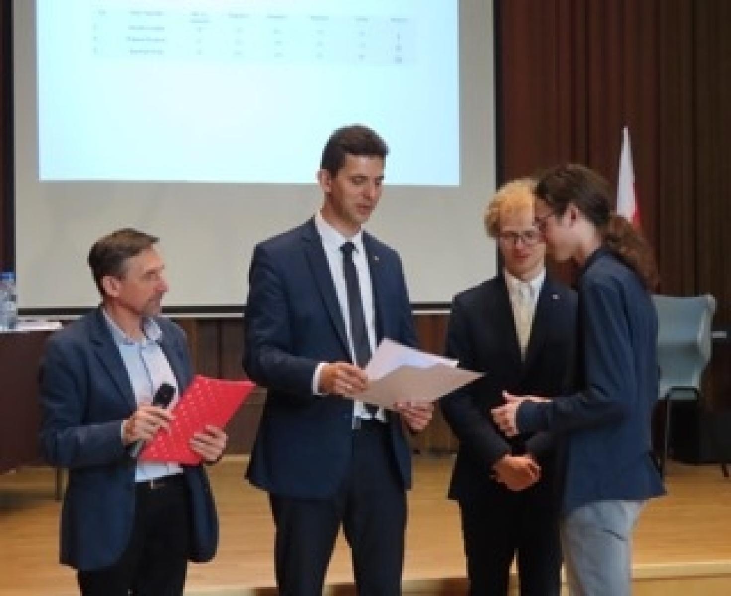 Zdjęcie w galerii na portalu naszraciborz.pl: XIV Powiatowy Konkurs Wiedzy o Społeczeństwie za nami wiadomości z regionu