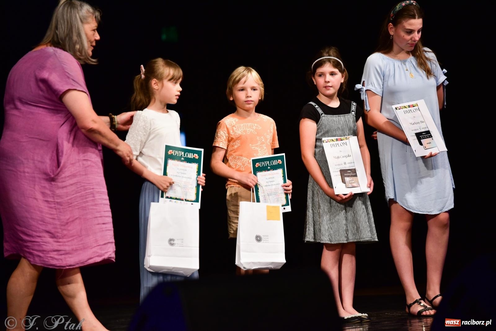 Zdjęcie w galerii na portalu naszraciborz.pl: XIV Powiatowy Festiwal Twórczości Artystycznej. Laureaci odebrali dyplomy [FOTO i WIDEO] wiadomości z regionu