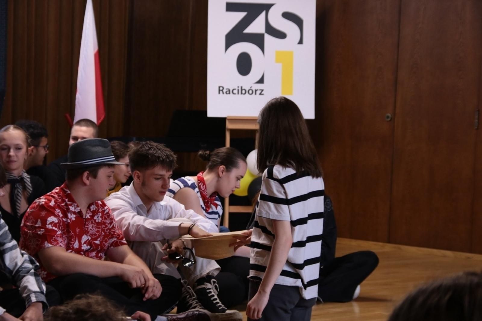 Zdjęcie w galerii na portalu naszraciborz.pl: Moda na francuski. Piknik w ZSO nr 1 wiadomości z regionu