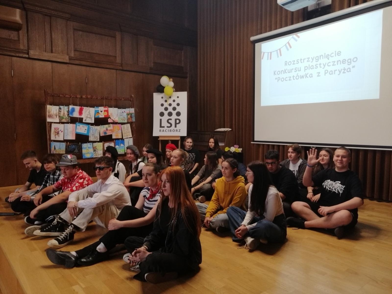 Zdjęcie w galerii na portalu naszraciborz.pl: Moda na francuski. Piknik w ZSO nr 1 wiadomości z regionu