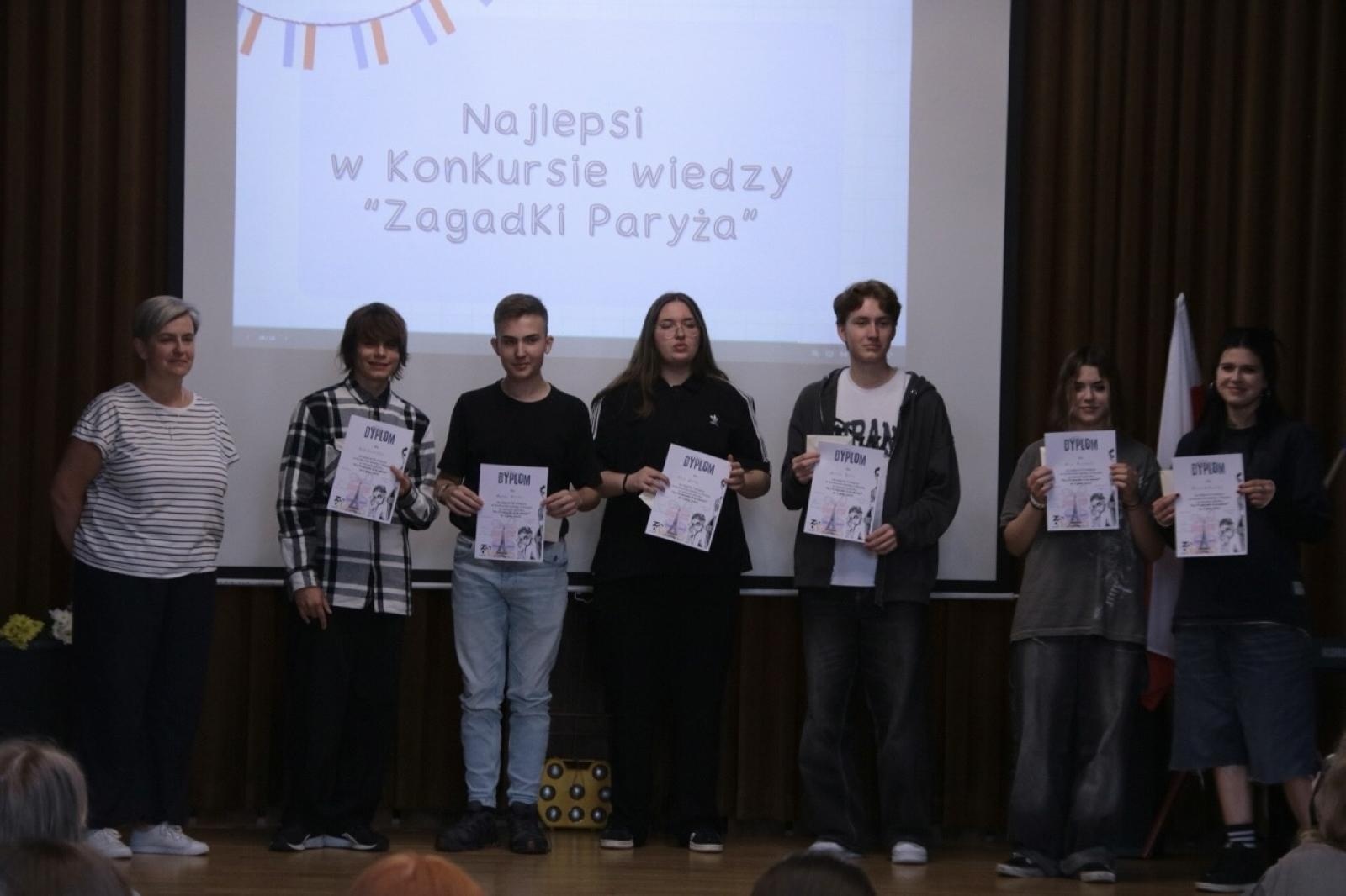 Zdjęcie w galerii na portalu naszraciborz.pl: Moda na francuski. Piknik w ZSO nr 1 wiadomości z regionu