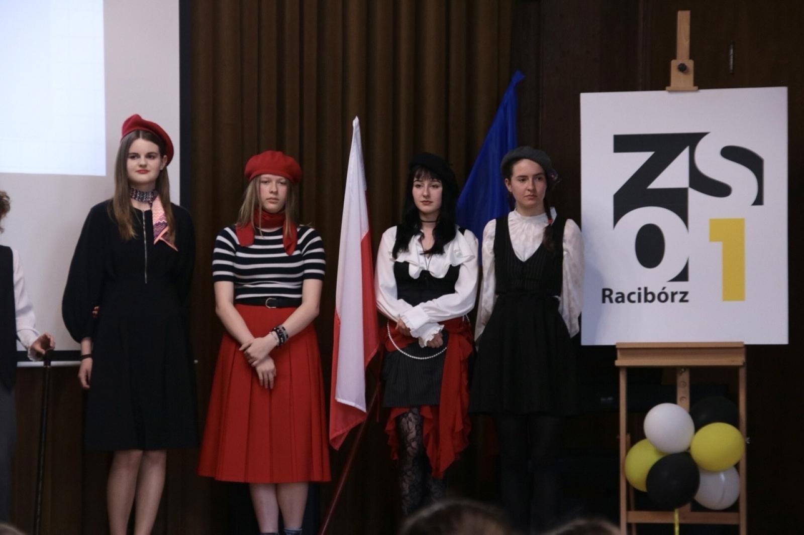 Zdjęcie w galerii na portalu naszraciborz.pl: Moda na francuski. Piknik w ZSO nr 1 wiadomości z regionu