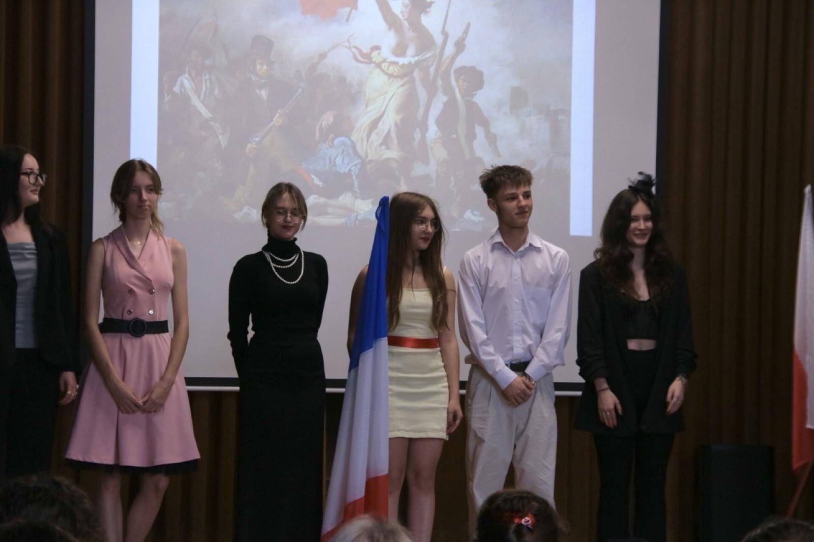 Zdjęcie w galerii na portalu naszraciborz.pl: Moda na francuski. Piknik w ZSO nr 1 wiadomości z regionu