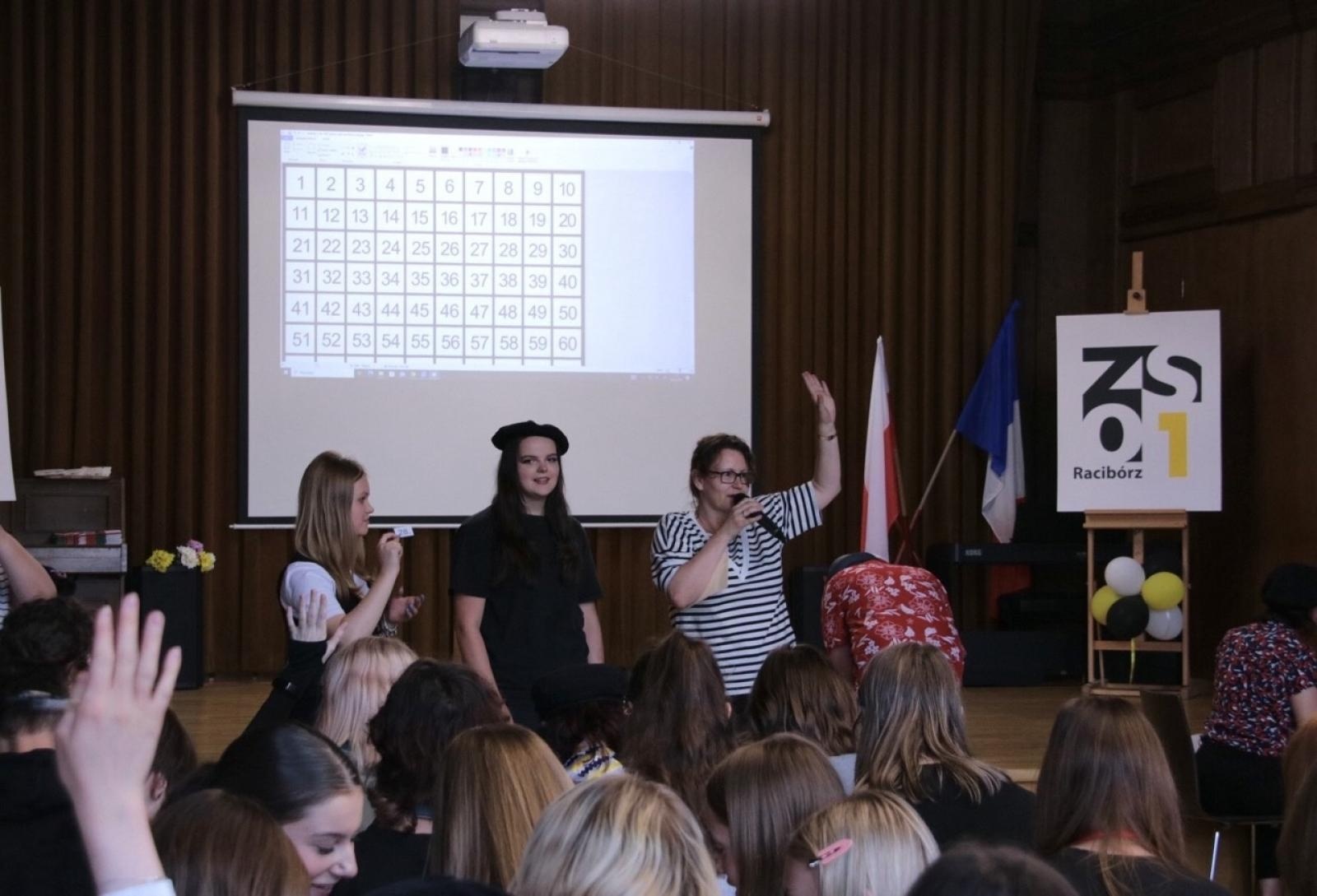 Zdjęcie w galerii na portalu naszraciborz.pl: Moda na francuski. Piknik w ZSO nr 1 wiadomości z regionu